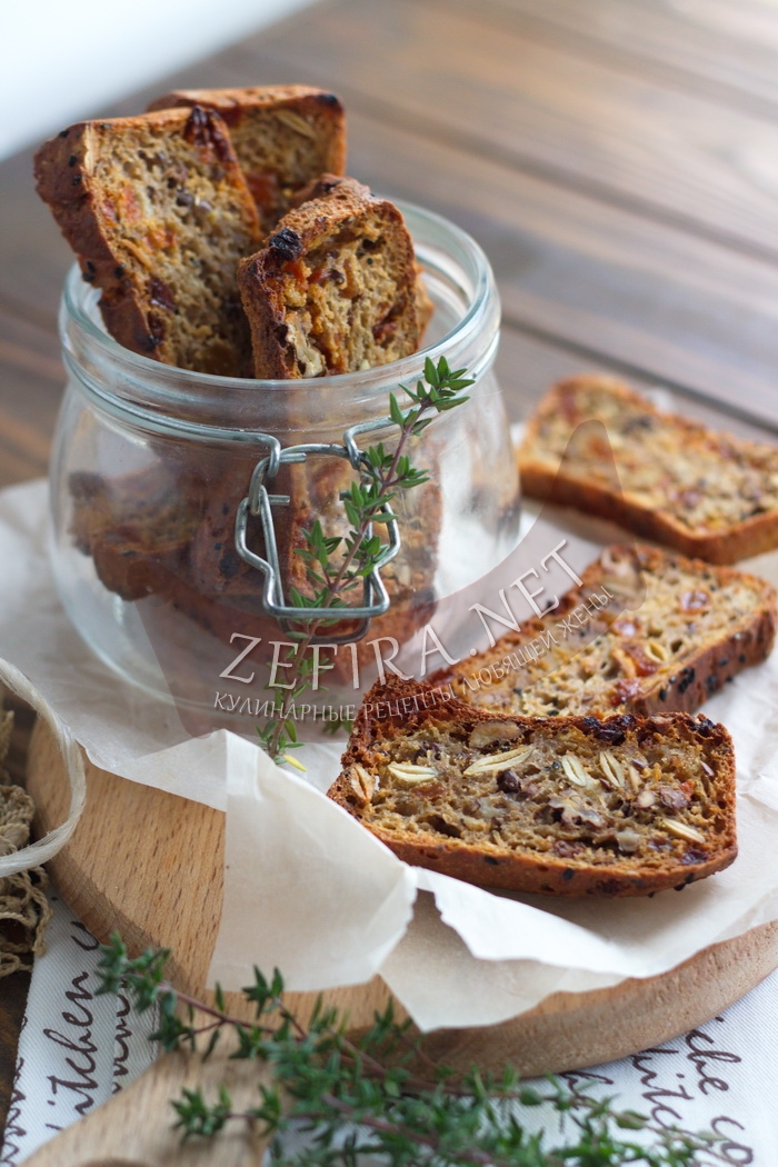 Хлебные сухарики с сухофруктами и орехами - рецепт и фото