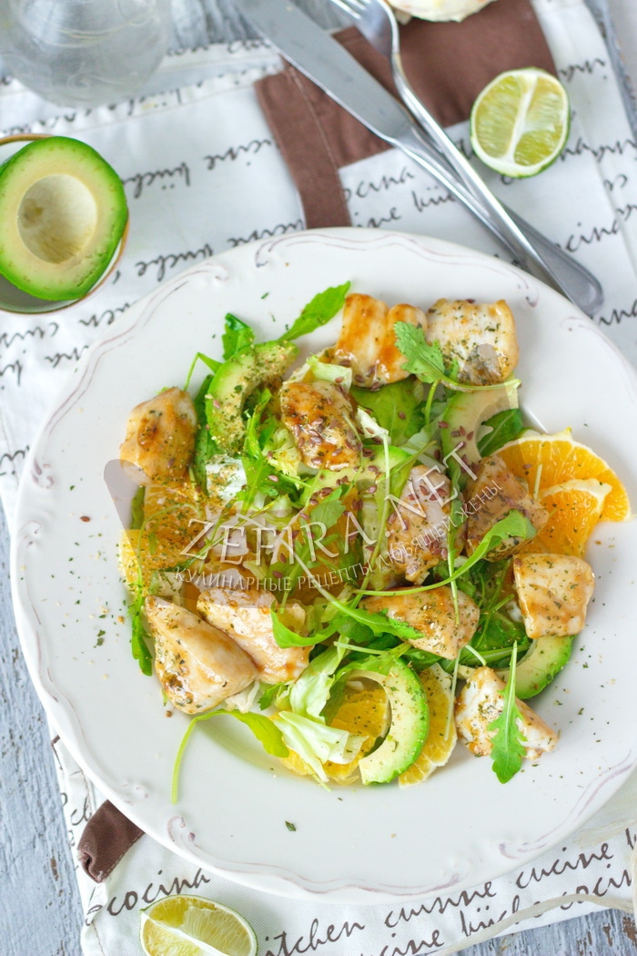 Салат с авокадо, пикантной курицей и апельсином - рецепт и фото