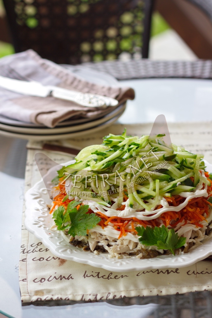 Слоеный салат с курицей, грибами и корейской морковью - рецепт и фото