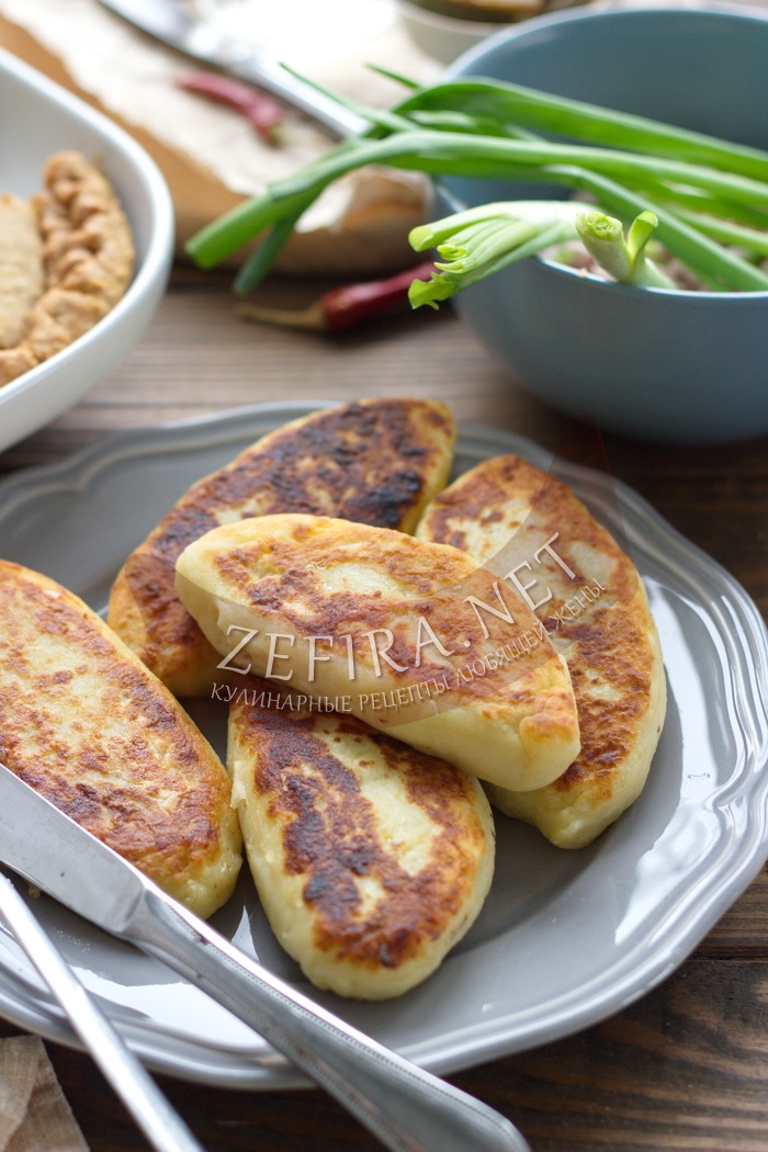 Картофельные пирожки с капустой - рецепт и фото