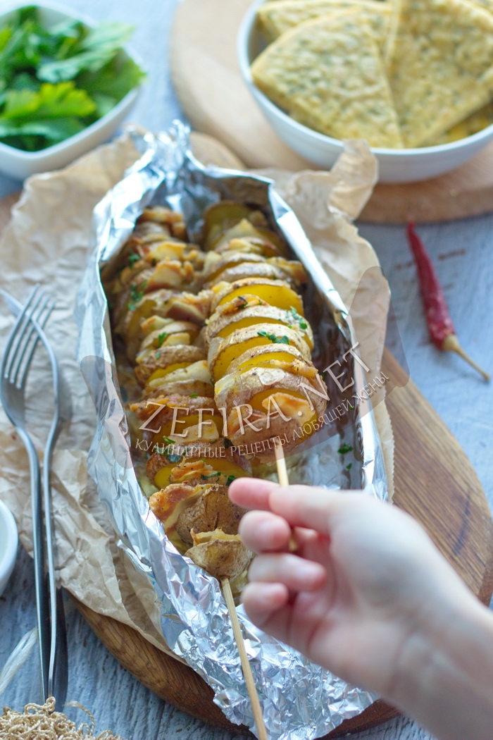 Картошка с салом на шпажках в духовке - рецепт и фото