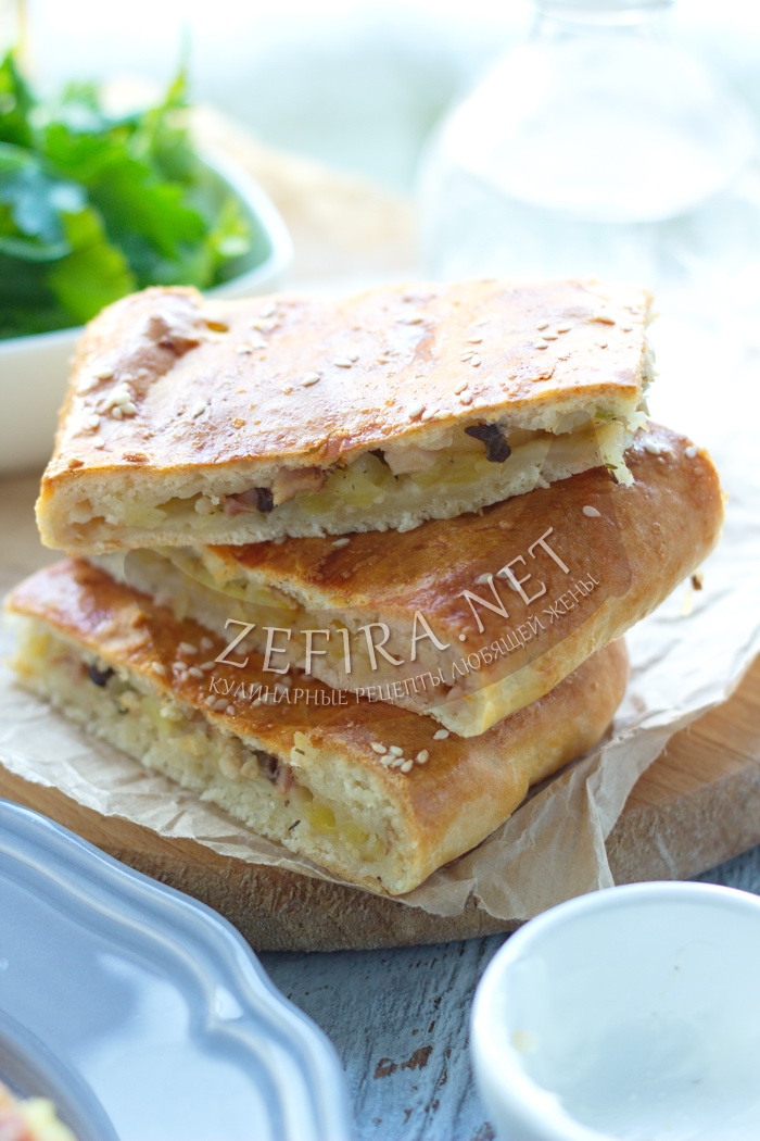 Пирог с картошкой, жареным луком и курицей - рецепт и фото