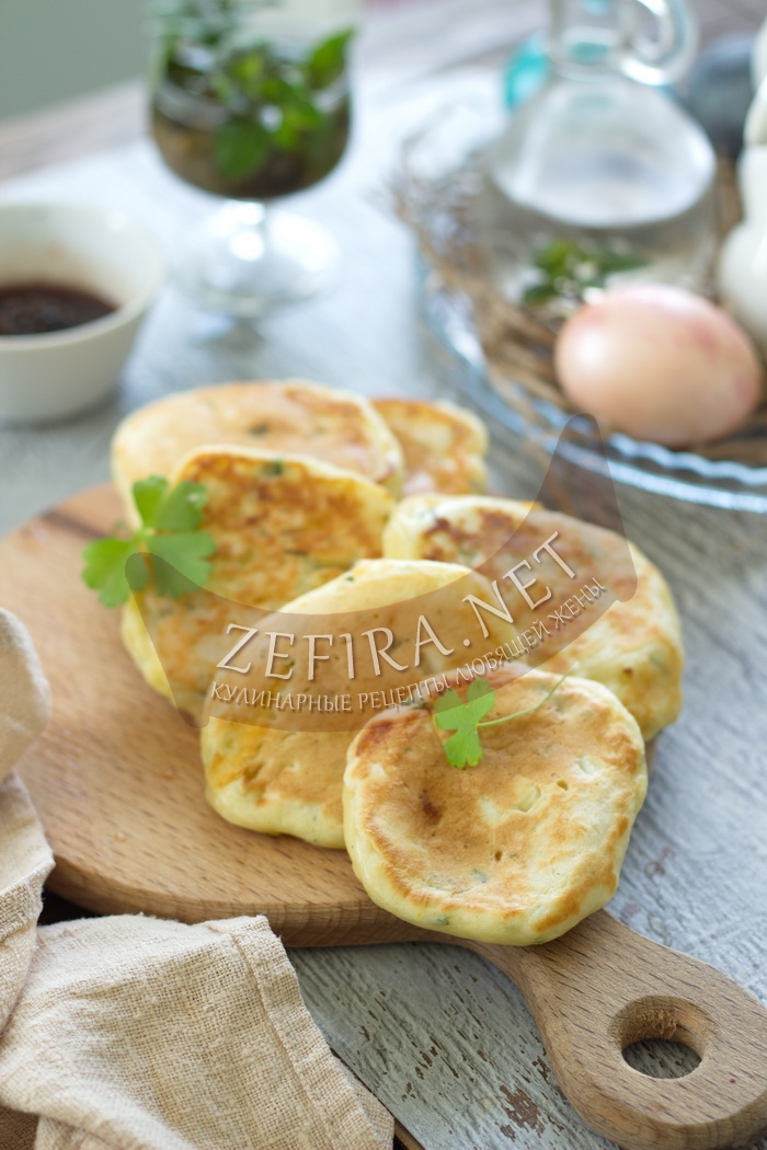 Оладьи с яйцом, сыром и зеленым луком - рецепт и фото