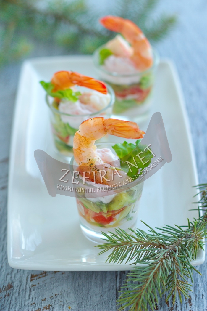 Порционный салат с авокадо и креветками - рецепт и фото