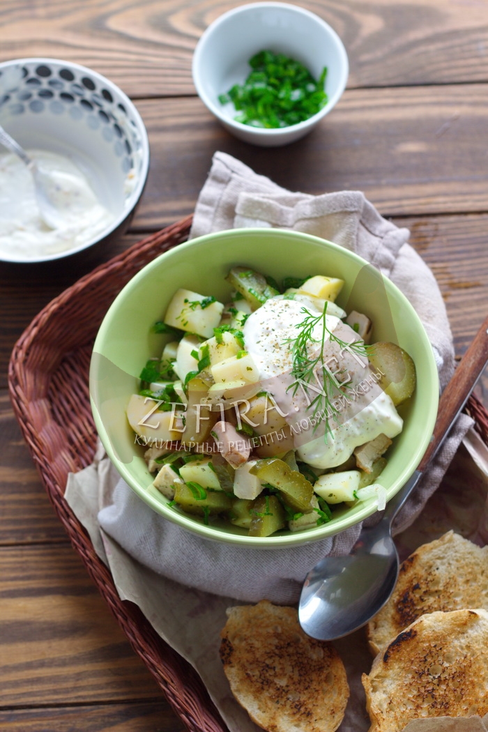 Простой салат с курицей и картошкой - рецепт и фото