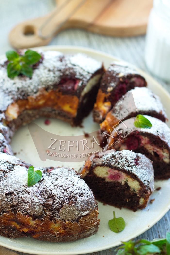 Шоколадный кекс с творогом и вишней - рецепт и фото