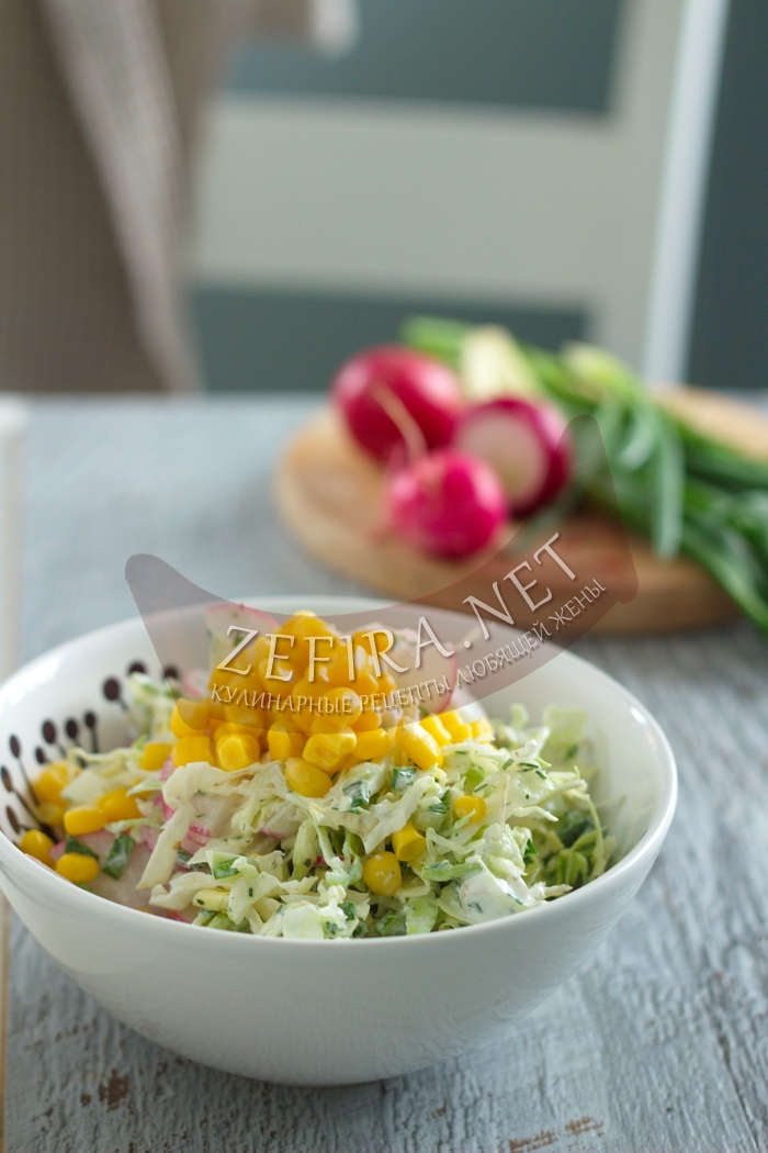 Весенний салат с капустой, редиской и кукурузой - рецепт и фото