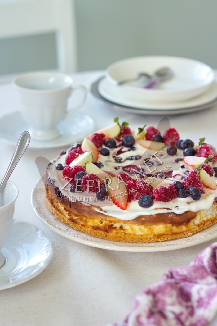 Нежный пирог c ягодами и творожным кремом - рецепт и фото