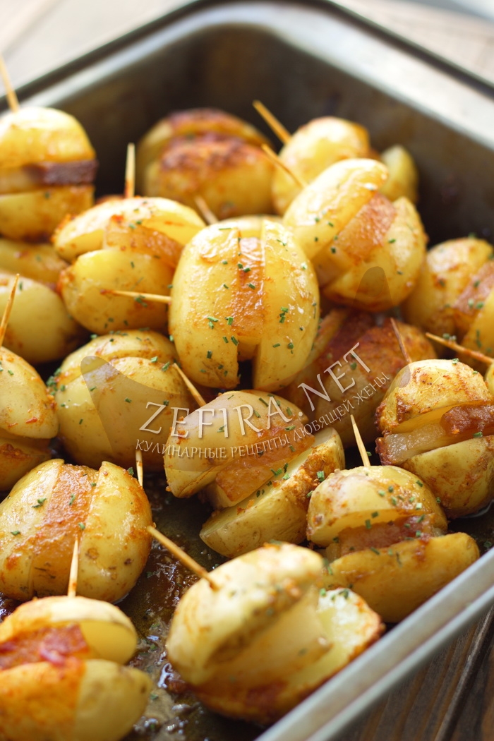 Молодой картофель в духовке с салом - рецепт и фото