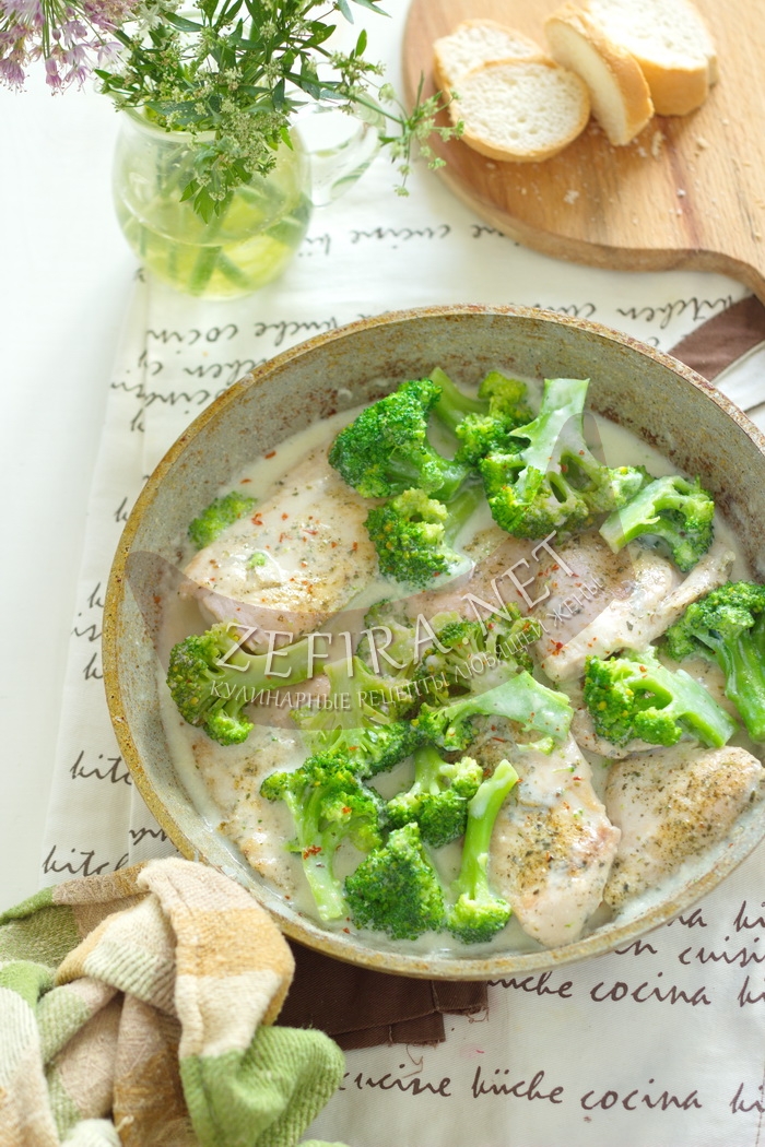 Сочное куриное филе с брокколи на сковороде в сливочном соусе - рецепт и фото