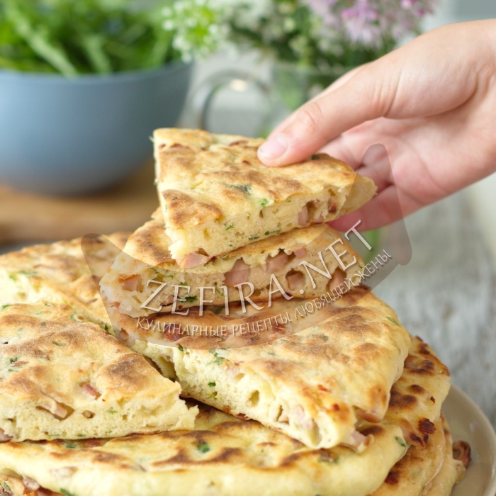 Лепешки с сыром и колбасой рецепт. Лепёшки с начинкой на завтрак. Сырная лепешка. Лепёшки на кефире с колбасой на сковороде. Лепешки с колбасой и сыром на сковороде на кефире.