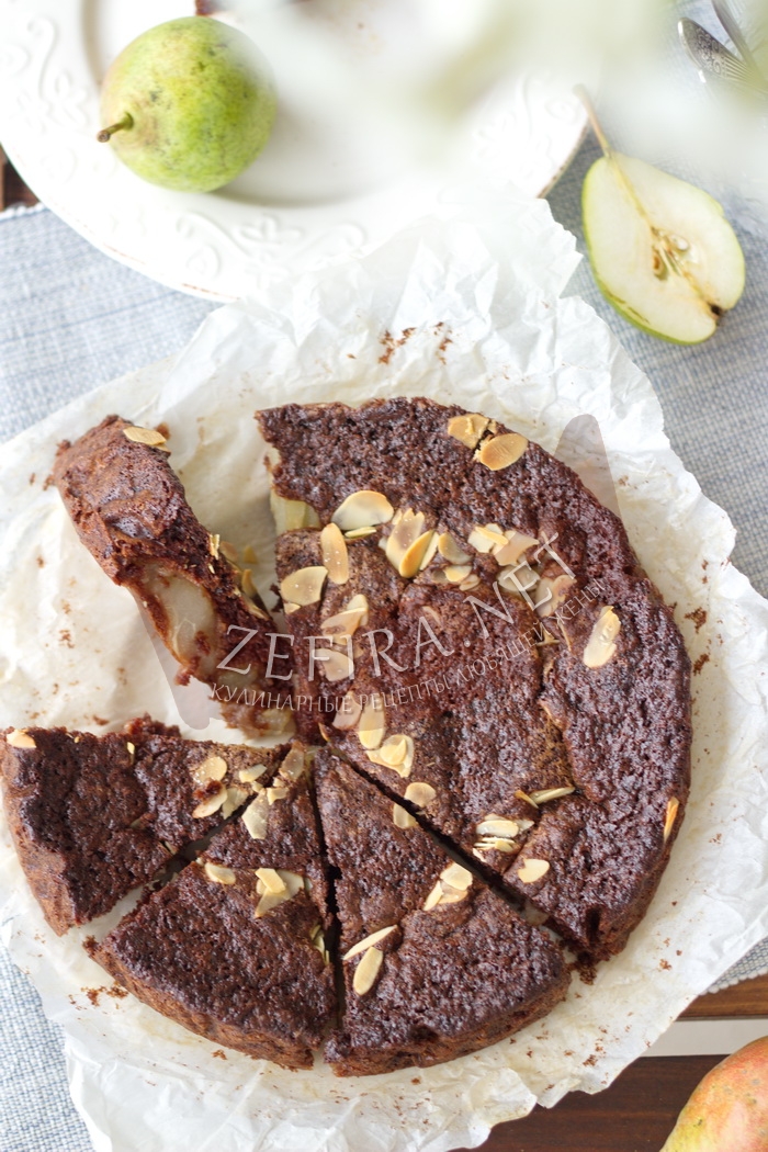 Простой шоколадный пирог с грушами - рецепт и фото