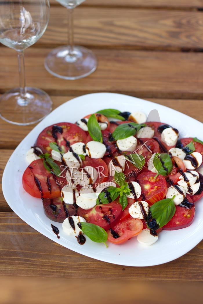 Салат из помидоров с моцареллой и базиликом - рецепт и фото