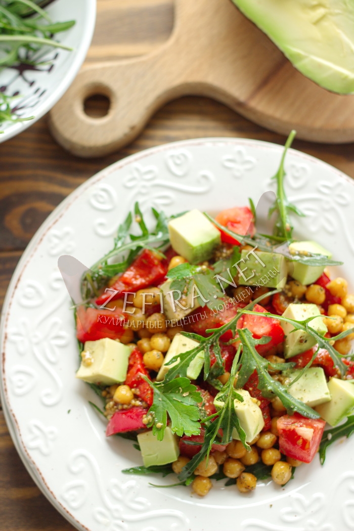 Салат с авокадо, жаренным нутом и перцем - рецепт и фото