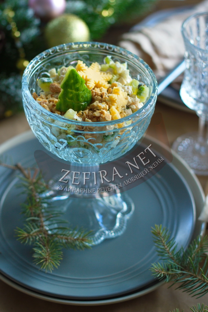Салат с курицей, черносливом и арахисом «Новогодний» - рецепт и фото