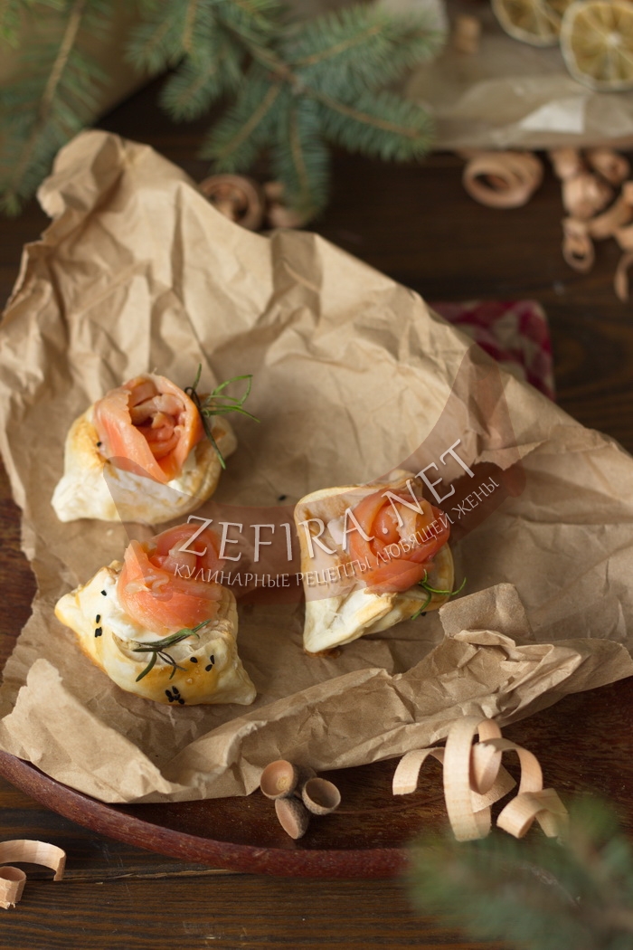 Закуска из слоеного теста с рыбой и творожным сыром - рецепт и фото