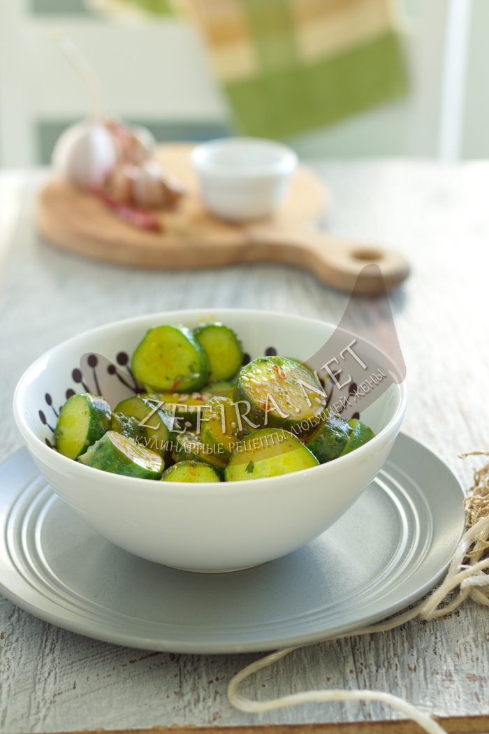 Острый салат из огурцов - рецепт и фото