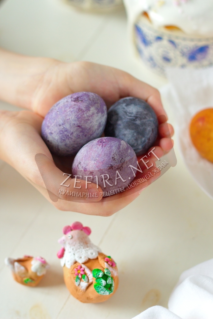 Пасхальные яйца, окрашенные в каркаде - рецепт и фото