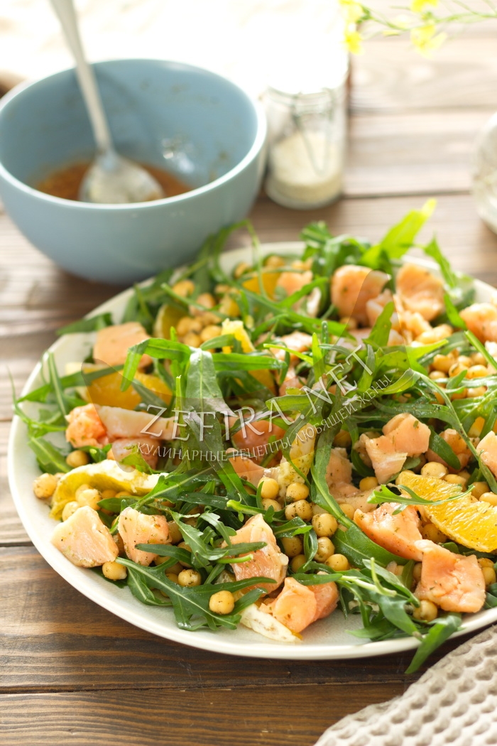 Салат с красной рыбой, рукколой, нутом и апельсином - рецепт и фото