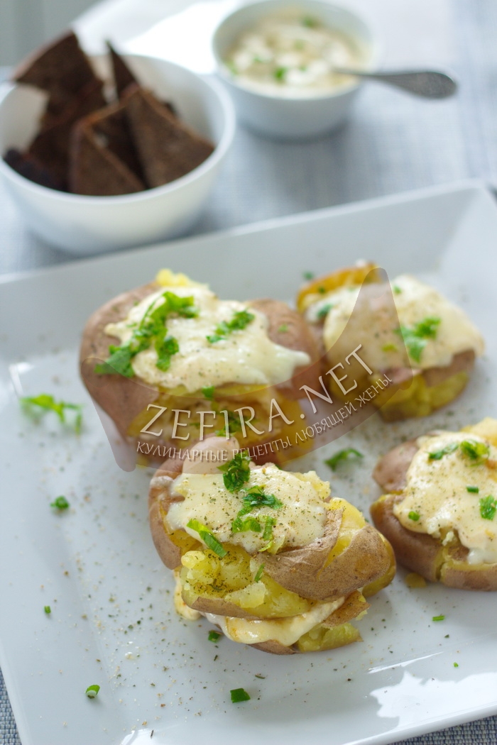 Толченая молодая картошка с сыром - рецепт и фото