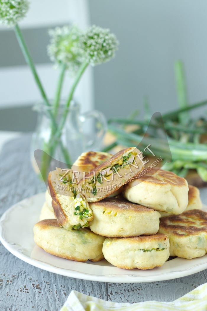 Жареные пирожки с зеленым луком и яйцом на творожном тесте - рецепт и фото