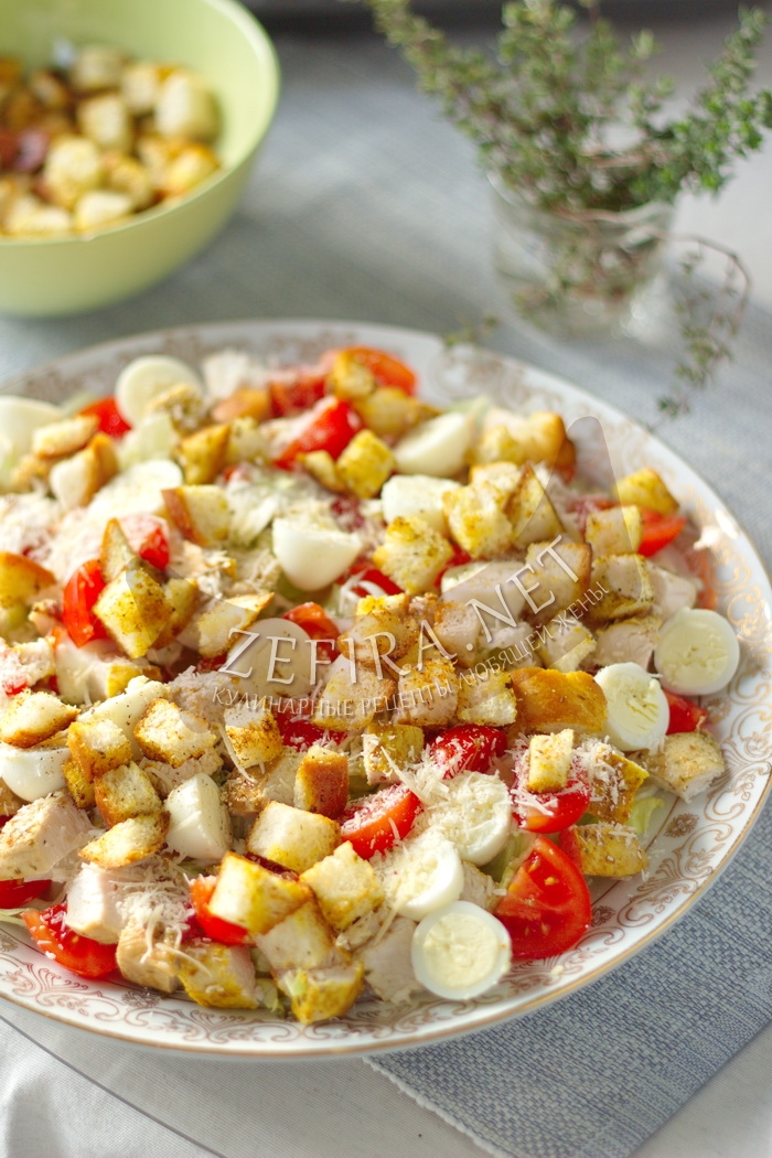 Салат с курицей, помидорами и домашними сухариками - рецепт и фото