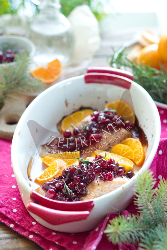 Праздничный лосось с мандаринами и клюквенным соусом - рецепт и фото