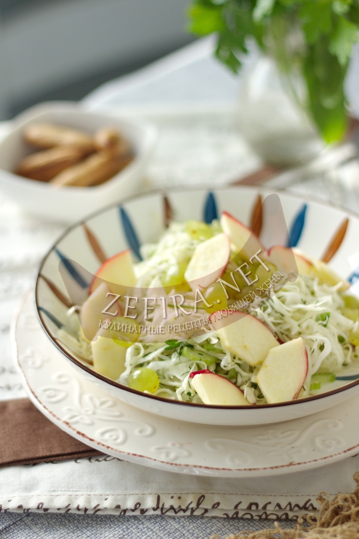 Салат из капусты с яблоком, виноградом и сельдереем - рецепт и фото