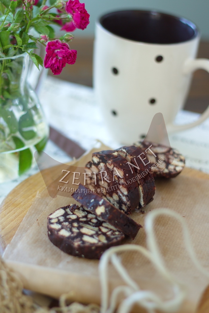 Шоколадная салями из печенья с орехами - рецепт и фото