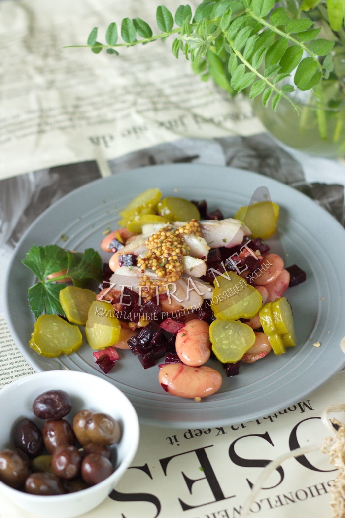 Салат из вареной свеклы с селедкой и маринованным огурцом - рецепт и фото